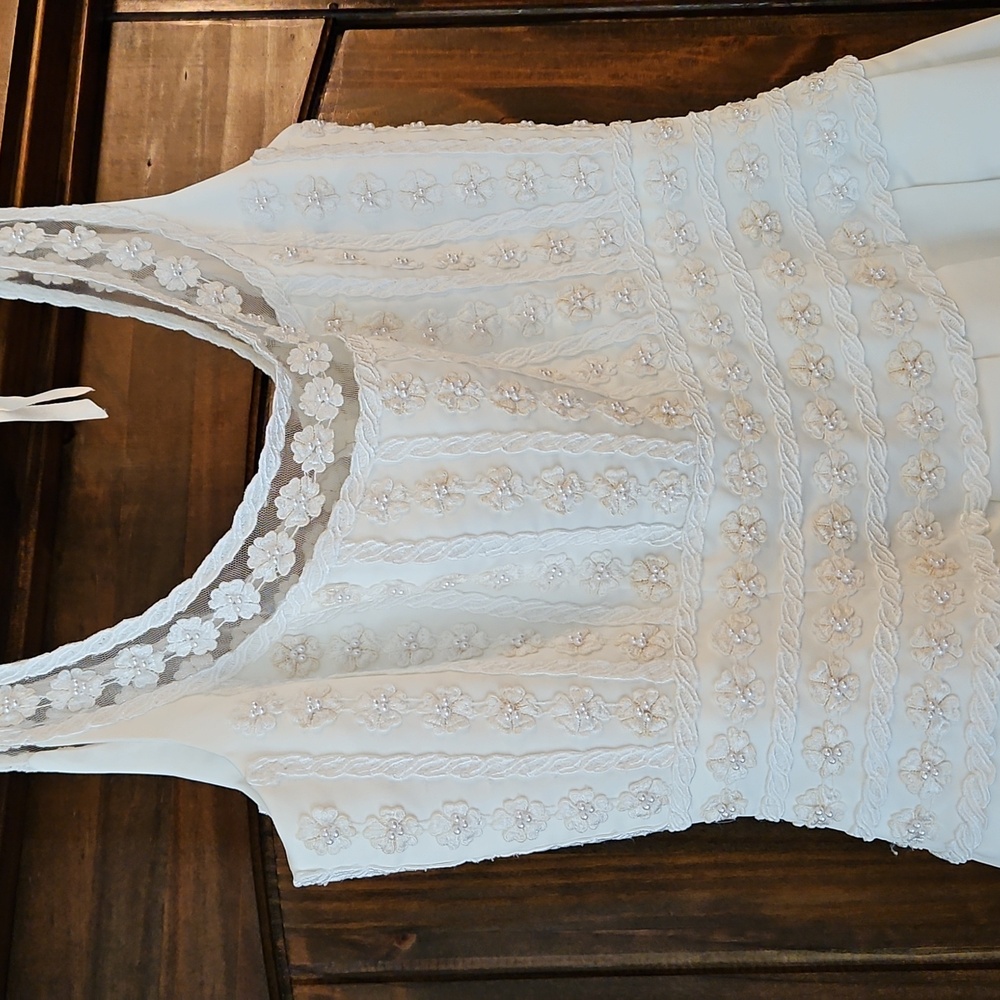 Vintage Sweetheart Gowns Daisy Chain A-Line Wedding Dress - Picture 3 of 8